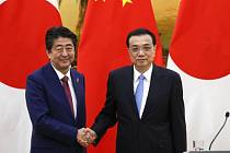 Japonský premiér Šinzó Abe a čínský premiér Li Kche-čchiang v Pekingu