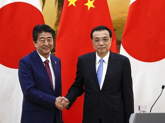 Japonský premiér Šinzó Abe a čínský premiér Li Kche-čchiang v Pekingu