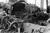 Zničená lokomotiva po explozi muničního vagónu