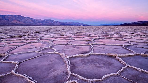 Solné pláně Badwater Basin v kalifornském Údolí smrti.-