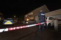 Policie před domem v Augsburgu, v němž útočník zastřelil tři lidi