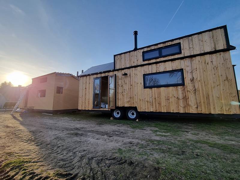 Od maringotky se tiny house odlišuje tím, že má ještě spací loft nahoře