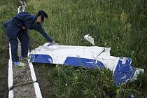 Trosky sestřeleného malajsijského civilního boeingu z letu MH17 na východní Ukrajině. 