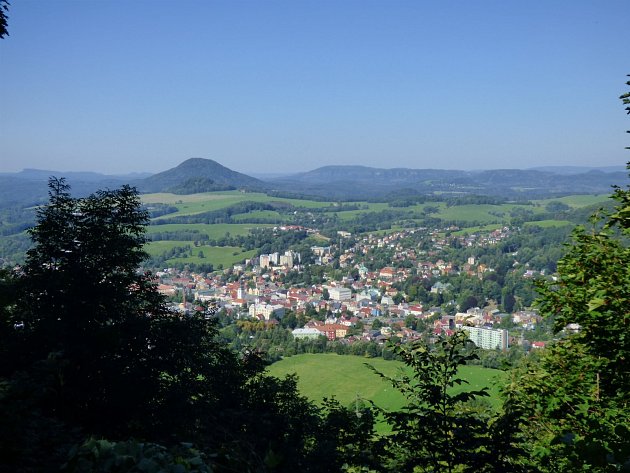 Výhled od hradu na Českou Kamenici a Růžovský vrch