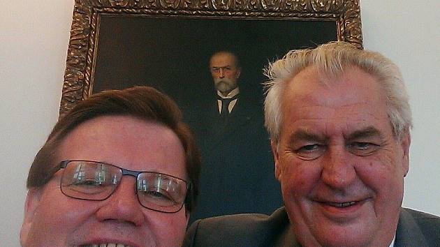 Selfie Zdeňka Škromacha s prezidentem Milošem Zemanem se šířila Facebookem.