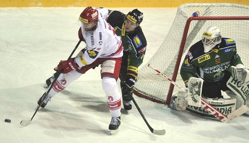 Zleva Radek Bonk z Třince a Jiří Drtina a brankář Tomáš Závorka z Karlových Varů