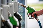 Ceny pohonných hmot klesají a přibližují se ke 40 korunám za litr. Jsou však již čerpací stanice, kde se prodává palivo i pod zmíněnou hranicí