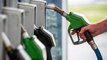 Ceny pohonných hmot klesají a přibližují se ke 40 korunám za litr. Jsou však již čerpací stanice, kde se prodává palivo i pod zmíněnou hranicí