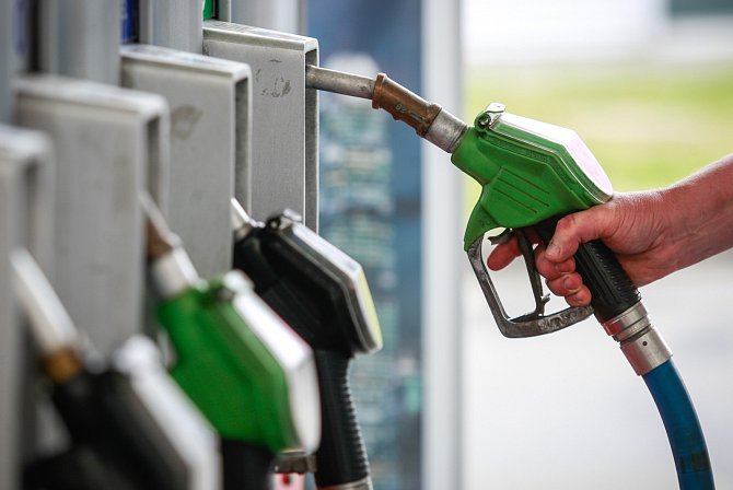 Pohonné hmoty v Česku dál zlevňují, průměrná cena benzinu klesla pod 36 korun. Ilustrační snímek