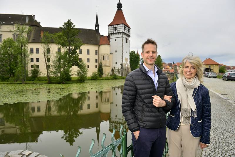 Hildprandtovi nejsou žádní zbohatlíci, kteří by přišli k penězům bez práce. Miliony, které spolyká jenom rekonstrukce jejich zámku Blatná, si musejí vydělat.