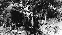 Masová vražda civilistů, pravděpodobně Židů, spáchaná členy komand Einsatzgruppen