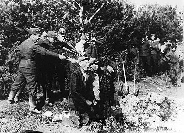 Masová vražda civilistů, pravděpodobně Židů, spáchaná členy komand Einsatzgruppen