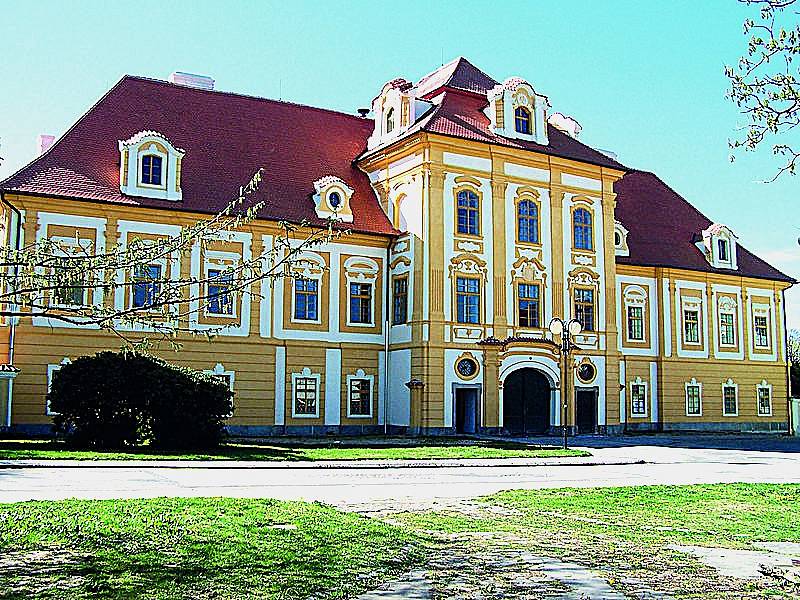 Borovanský augustiniánský klášter založil roku 1455 Petr z Lindy a poté spadal pod správu Rožmberků.