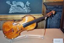 Housle Stradivarius ´Hellier´vykládané diamanty na výstavě v madridském královském paláci.