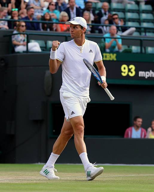 Tomáš Berdych je v semifinále Wimbledonu. Djokovič skrečoval zápas kvůli zranění