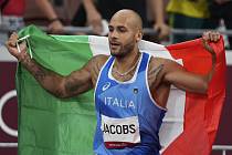 Italský sprinter Lamont Marcell Jacobs po vítězství ve finále běhu mužů na 100 metrů na LOH v Tokiu.