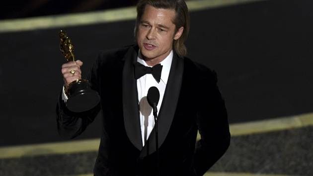 Brad Pitt se svým Oscarem