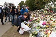 Lidé nosí k mešitám květiny na památku pátečního útoku v Christchurch.