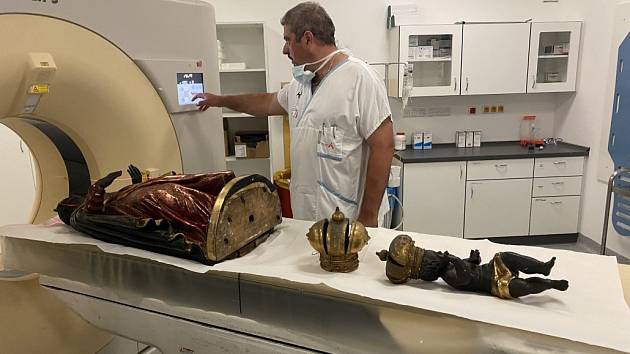 CT vyšetření sochy takzvané Černé Madony v brněnské svatoanenské nemocnici v roce 2020.