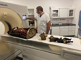 CT vyšetření sochy takzvané Černé Madony v brněnské svatoanenské nemocnici v roce 2020.