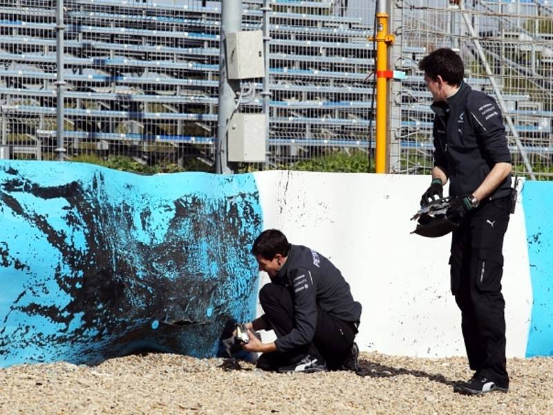 Lewis Hamilton při testování nového monopostu Mercedesu narazil do bariéry. Z nehody naštěstí vyvázl bez zranění.