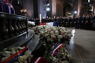 Dnem národního smutku se dnes Francie loučí se svým prezidentem z let 1995 až 2007 Jacquesem Chirakem. Jeho rodina a blízcí ráno uctili jeho památku komorním obřadem v pařížské katedrále Saint-Louis-des-Invalides (na snímku).