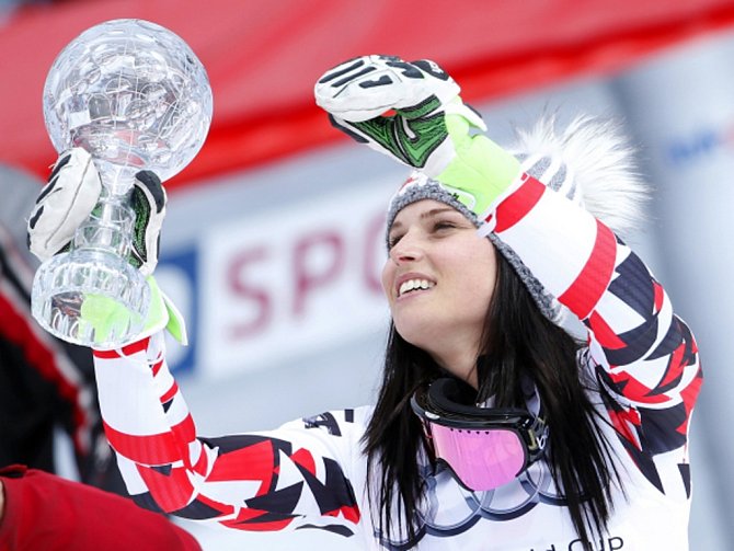 Královna lyžařek Anna Fenningerová s glóbem za obří slalom.