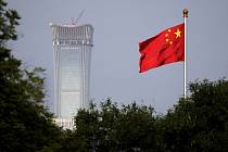 Čínská vlajka v Pekingu, v pozadí mrakodrap China Zun. Ilustrační foto