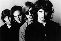 Jim Morrison byl frontmanem ikonické kapely The Doors. Propagační fotografie skupiny pochází z roku 1966.