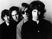 Jim Morrison byl frontmanem ikonické kapely The Doors. Propagační fotografie skupiny pochází z roku 1966.