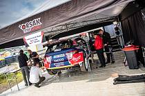 Mechanici připravují mladoboleslavský speciále Škoda Fabia RS Rally2 na Chorvatskou rallye.