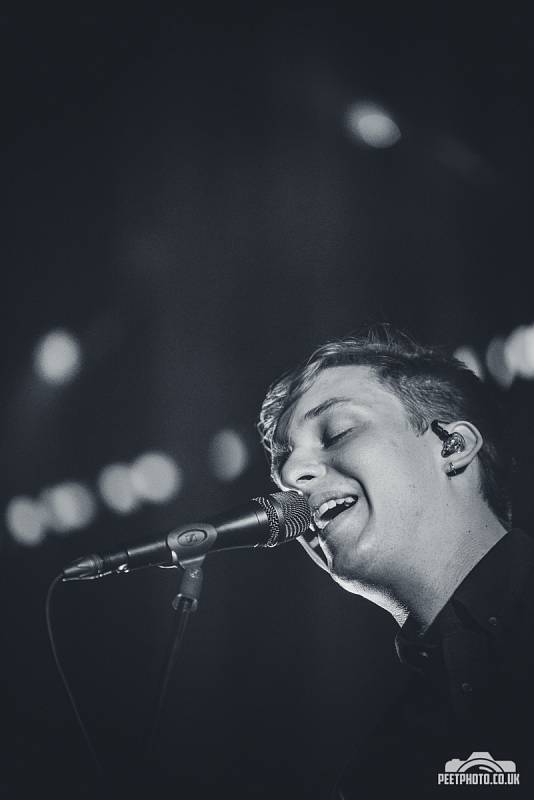 GEORGE EZRA ve vyprodaném Foru Karlín. Do Prahy se vrátí v květnu.