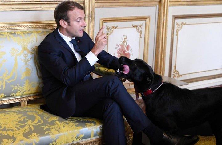 Emmanuel Macron a jeho pes Nemo
