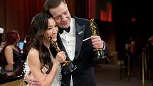 Michelle Yeoh a Brendan Fraser pózují se svými cenami po Oscarech 2023