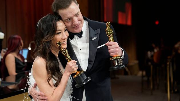 Michelle Yeoh a Brendan Fraser pózují se svými cenami po Oscarech 2023.