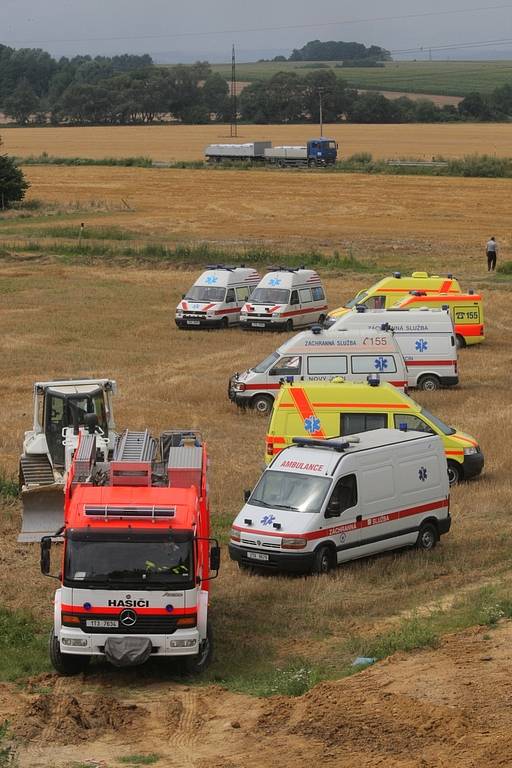 Vozy záchranných jednotek parkovaly i na polích.