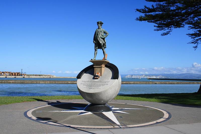 Socha Jamese Cooka na Novém Zélandu. Právě tento ostrovní stát Cook objevil a zmapoval.