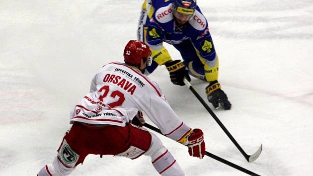 Jakub Orsava z Třince (vlevo) proti Zlínu.