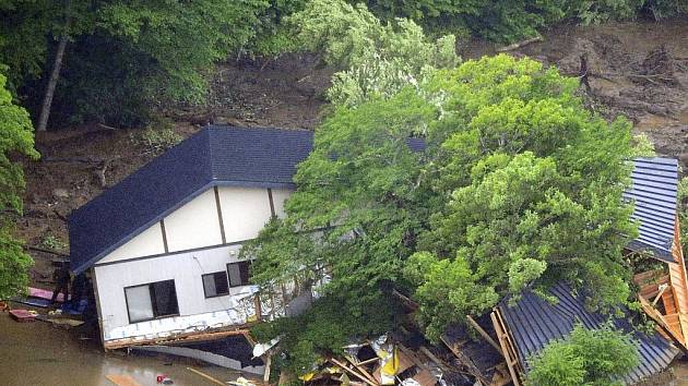 Japonsko je místem častých zemětřesení. Snímek je z živelní katastrofy, která tuto zemi postihla letos na jaře