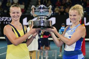 Tenistky Barbora Krejčíková (vpravo) a Kateřina Siniaková 29. ledna 2023 obhájily titul na Australian Open