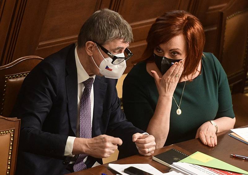 Premiér Andrej Babiš (ANO) a ministryně financí Alena Schillerová (za ANO) na schůzi Poslanecké sněmovny.
