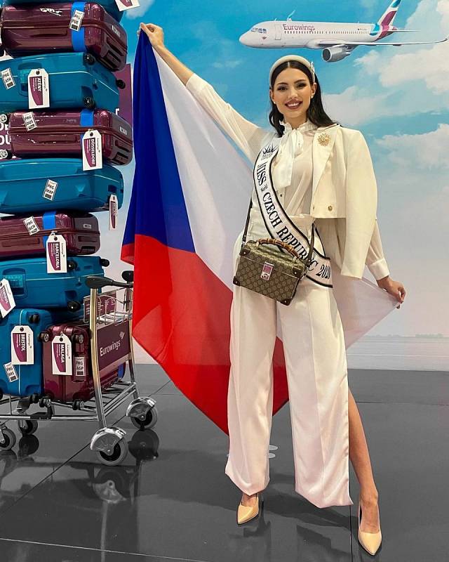 Karolína Kopíncová z Vrbna pod Pradědem reprezentuje Česko na Miss World 2021; https://www.instagram.com/karolinakopincova/