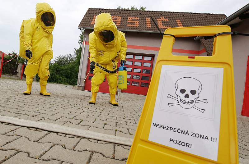 Hasiči  společně s policií a záchranáři a speciálním týmem Biohazard z Ústí nad Labem cvičili před dvěma lety v Litoměřicích zásah u pacienta s ebolou