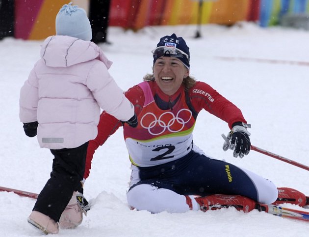 Kateřina Neumannová a její dcerka Lucinka v roce 2006 po závodu na 30 kilometrů, kde vybojovala zlatou olympijskou medaili.