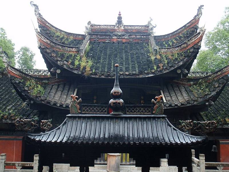 Starý chrám v čínském národním parku Čang-ťia-ťie