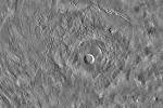 Satelitní infračervený snímek sopečného štítu Pavonis Mons, představujícího střed tří vrcholů Tharsis Montes, v centrální části Marsu