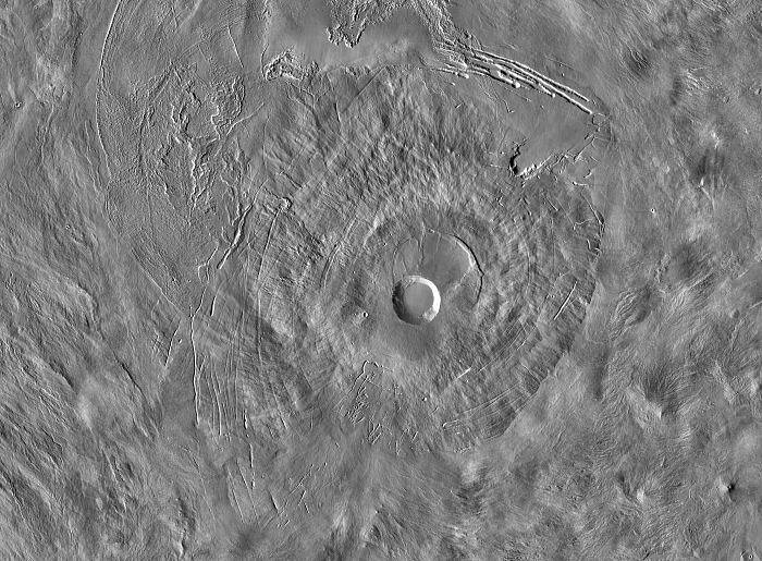 Satelitní infračervený snímek sopečného štítu Pavonis Mons, představujícího střed tří vrcholů Tharsis Montes, v centrální části Marsu