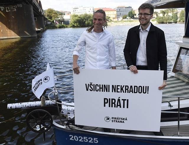 Ivan Bartoš a Jakub Michálek z Pirátské strany (Piráti)