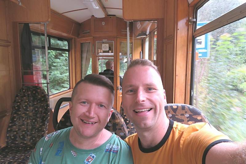 Registrovaný manželský pár Robert Zauer (40 let) a Tomáš Kavalec (38 let) z Teplic, selfíčka z cestování po světě. Místo - Bad Schandau v Německu.