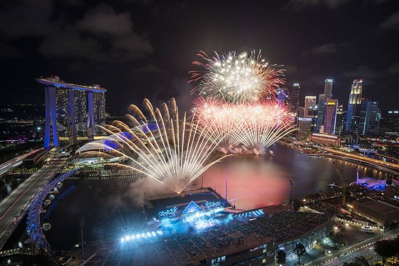 Rok 2020 vítal v Singapuru ohňostroj, který lidé sledovali z připraveného hlediště…